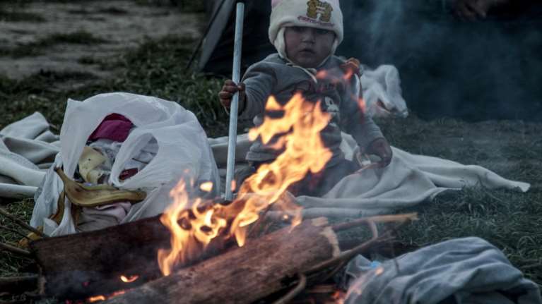 Ετσι περνούν οι νύχτες των προσφύγων στην Ειδομένη με το φακό του SOOC