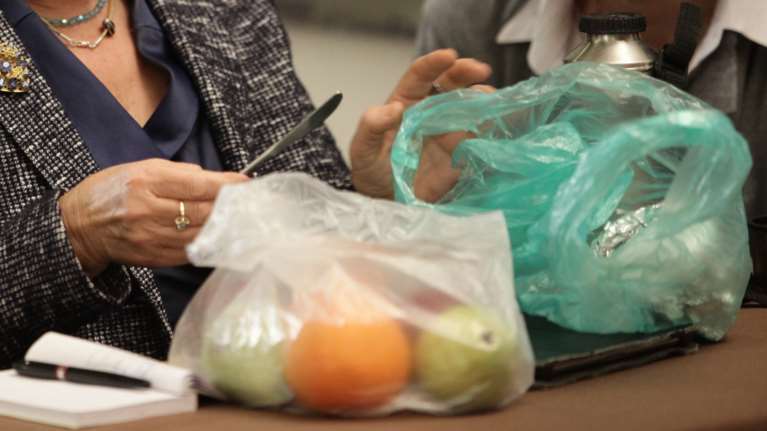 Ποια υπουργός καθάριζε φρούτα στην Κ. Ε του ΣΥΡΙΖΑ!