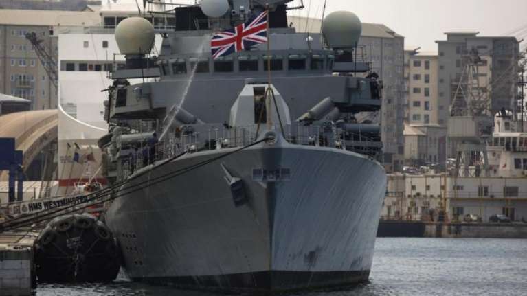 Ο Κάμερον στέλνει τρία πολεμικά πλοία και ένα ελικόπτερο στο Αιγαίο