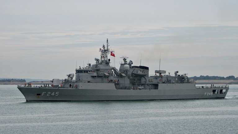 Αλωνίζει στο Αιγαίο η τουρκική φρεγάτα Barbaros