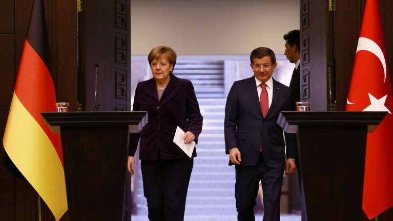 Εξηγήσεις για την Zaman ζήτησε η Μέρκελ από τον Νταβούτογλου