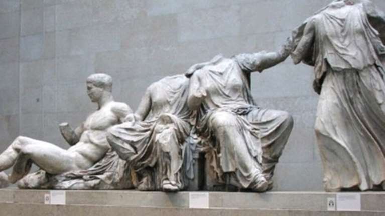 Guardian: Να επιστρέψουμε τα κλεμμένα γλυπτά του Παρθενώνα