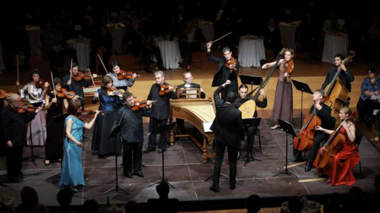 Ένα αποκριάτικο πάρτι με τσιγγάνικες μουσικές από την Καμεράτα