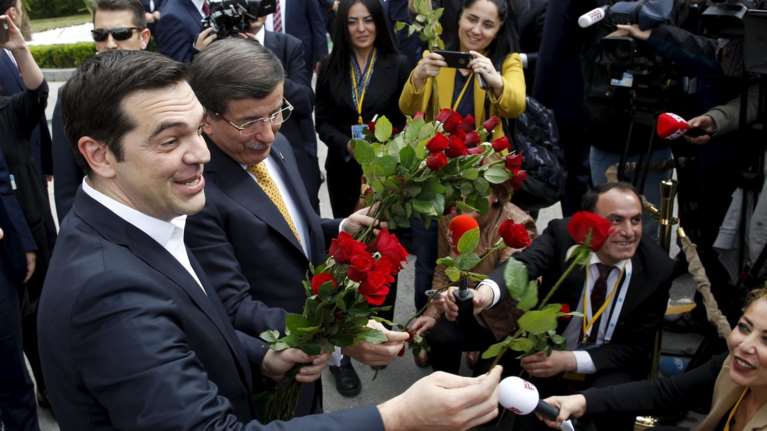 Τσίπρας και Νταβούτογλου μοίρασαν τριαντάφυλλα σε γυναίκες δημοσιογράφους
