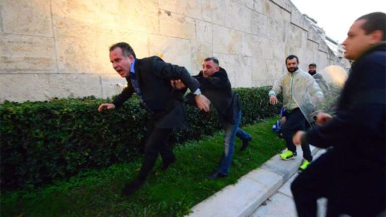 Ευθύνη σε 5 αξιωματικούς για την επίθεση σε Κουμουτσάκο