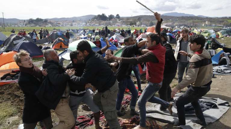 «Εμφύλιος» και ξύλο για λίγο φαγητό στην Ειδομένη