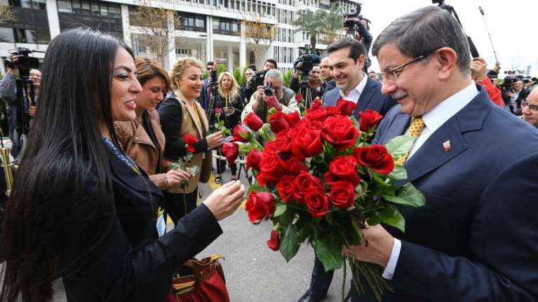 Ο κιμπάρης Νταβούτογλου και τα ζουμερά σισ κεμπάπ