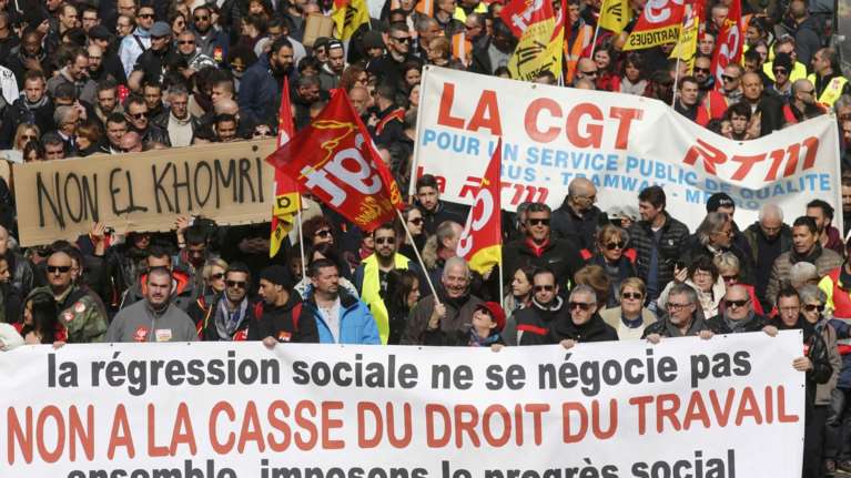 Σε κλοιό διαδηλώσεων για τα εργασιακά ο Ολάντ