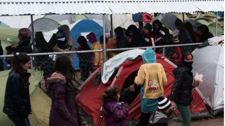 Αστυνομικοί στην Ειδομένη δίνουν το φαγητό τους στα προσφυγόπουλα