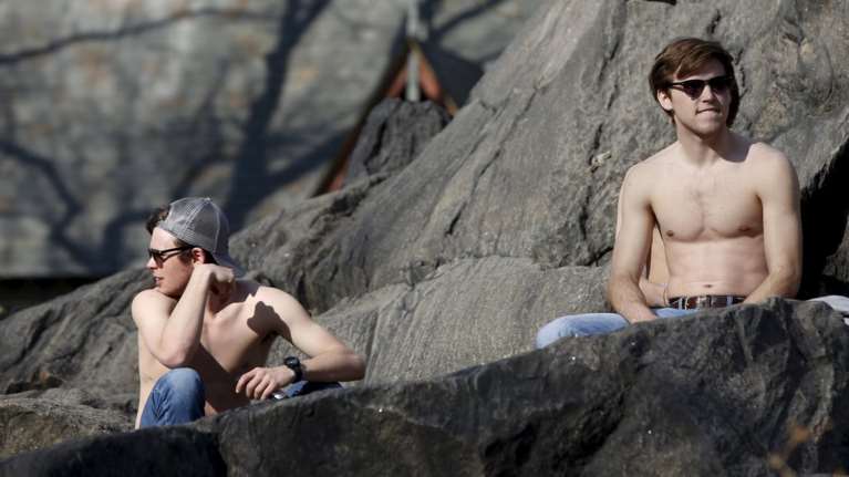 Στα πάρκα οι Νεϋορκέζοι από πρώιμο «καύσωνα»