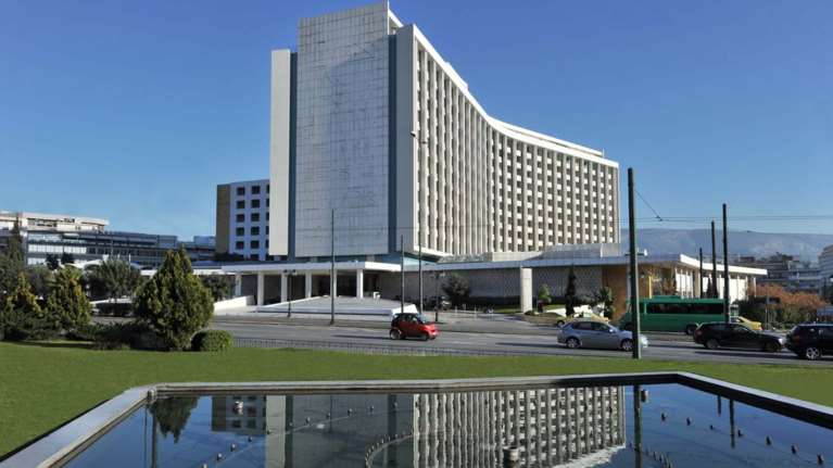 Χίλτον: Από τον 5ο όροφο στο 2ο υπόγειο οι θεσμοί