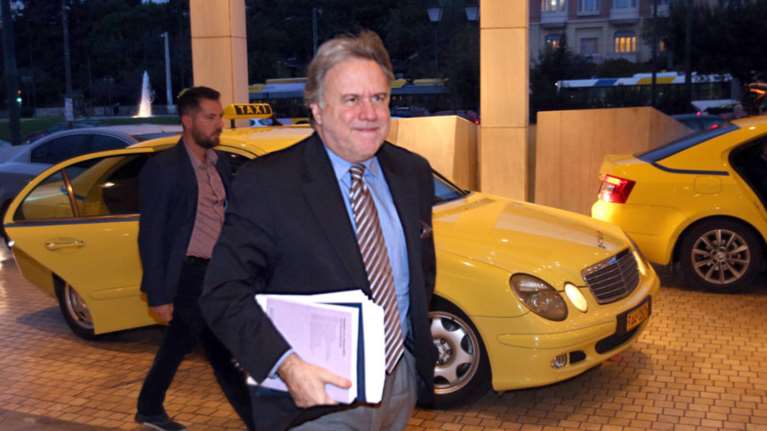 «Εγκλωβισμένοι» σε μεγάλες μειώσεις στις συντάξεις