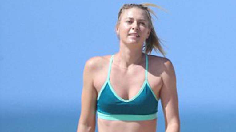 Με το κολάν στην παραλία για τένις η Σαράποβα