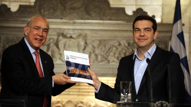ΟΟΣΑ: Οσα έγιναν το 2015 έβαλαν την ελληνική οικονομία σε κίνδυνο