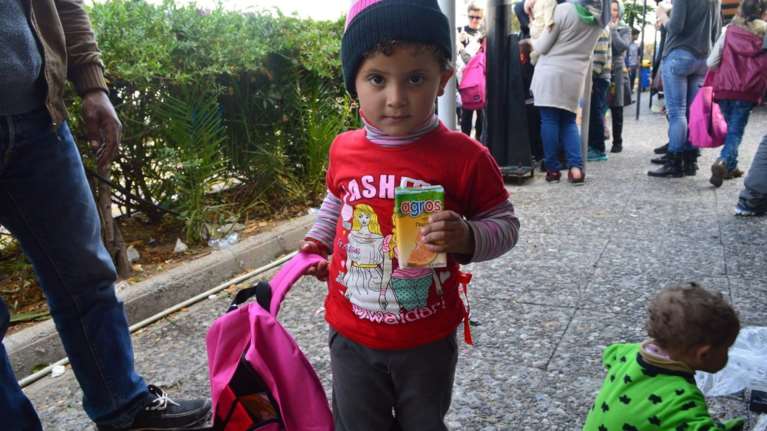 Μια παρέα Ελλήνων χαρίζει σακίδια με... χαμόγελα στα προσφυγόπουλα