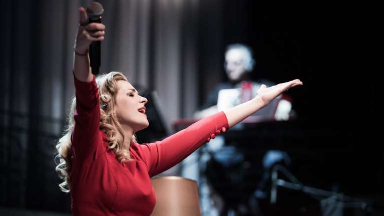 Η Νατάσσα Μποφίλιου σε μία ολοκαίνουρια παράσταση