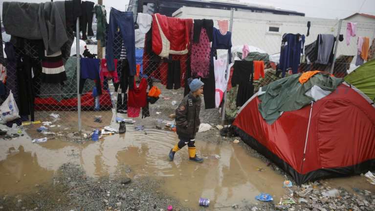 Φυλλάδια για να φύγουν οι πρόσφυγες από την Ειδομένη