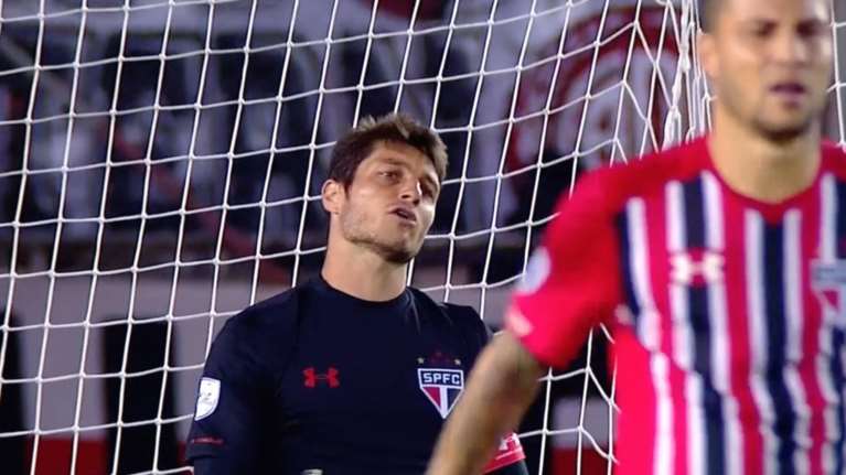 Το πιο αστείο αυτογκολ που έχει μπει ποτέ- Video