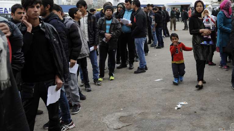 «Βούλιαξε» από πρόσφυγες το λιμάνι του Πειραιά