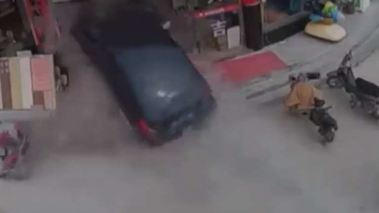 Τρόμος: Αυτοκίνητο εισβάλλει γκαζωμένο σε εστιατόριο