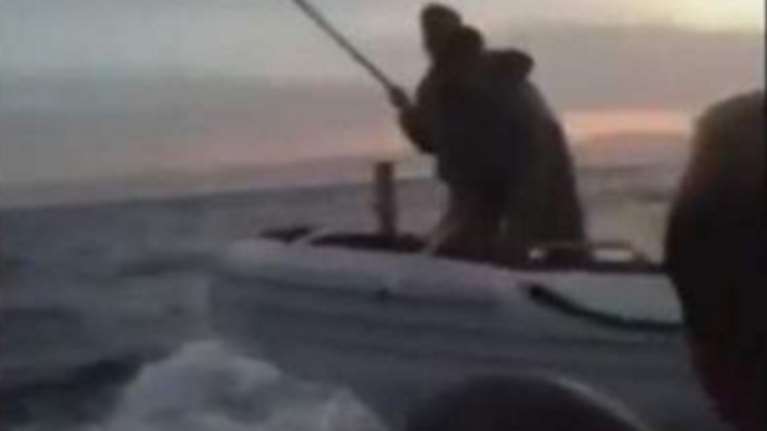 Τούρκοι λιμενικοί χτυπούν πρόσφυγες στη βάρκα τους