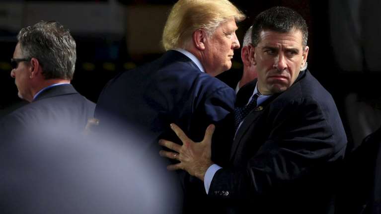 Χάος ξανά σε προεκλογική ομιλία του Τραμπ, δείτε τι έγινε