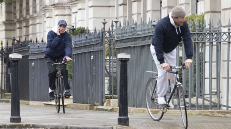Ο γιoς της Μαντόνα χαμογελαστός στο Λονδίνο με τον πατέρα του