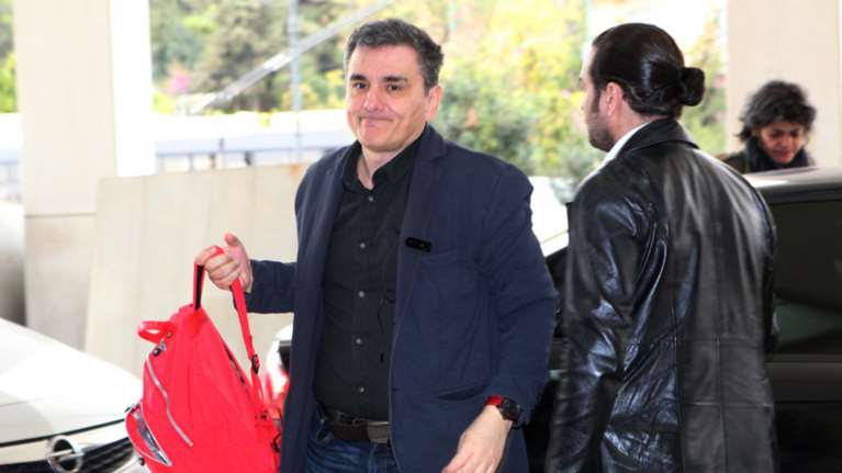 Oσα δεν κοπούν από συντάξεις θα χαθούν από τους φόρους