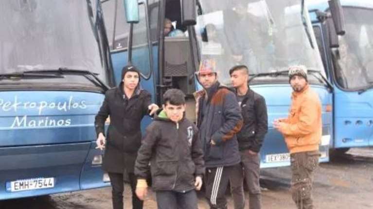 Επιστρέφουν Αθήνα πρόσφυγες που μεταφέρθηκαν στον Βόλο
