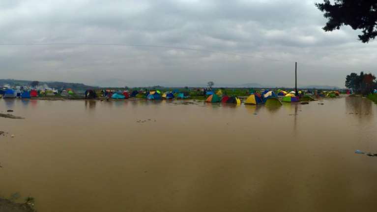 Απέραντη λίμνη λάσπης η Ειδομένη-Συγκλονιστική εικόνα Έλληνα δημοσιογράφου