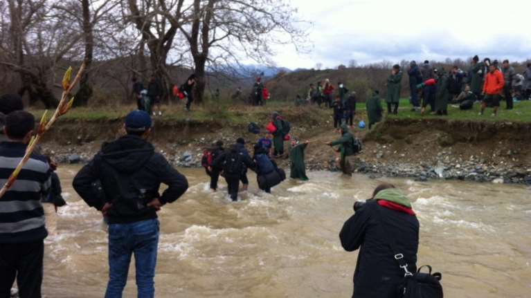 Έτσι προσπαθούν να περάσουν τα σύνορα οι πρόσφυγες