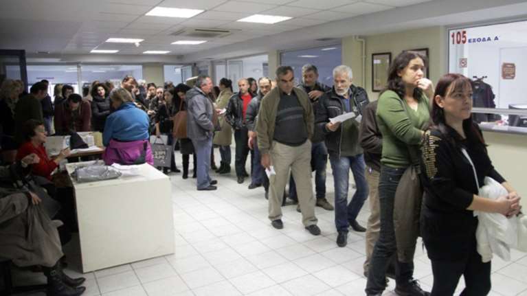 Οι μισοί Έλληνες χρωστούν στην εφορία κι έρχονται κι άλλοι φόροι