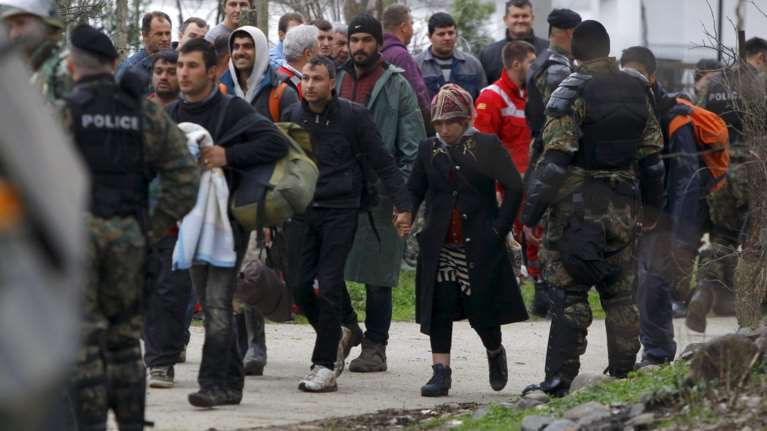 Επιστρέφουν οι πρόσφυγες στον καταυλισμό μετά τη δύσκολη νύχτα