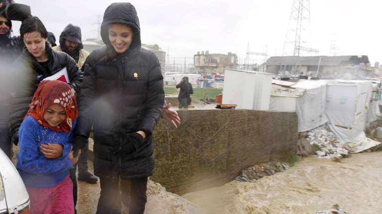 Στους Σύρους πρόσφυγες του Λιβάνου η Τζολί, λίγο πριν φτάσει στη Λέσβο
