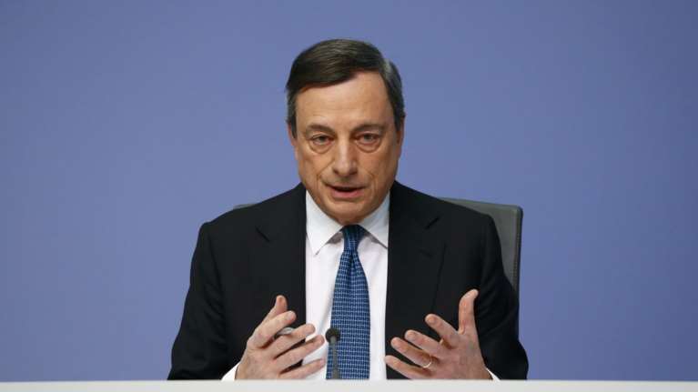 Ντράγκι: Θέμα των ελληνικών αρχών τα capital controls