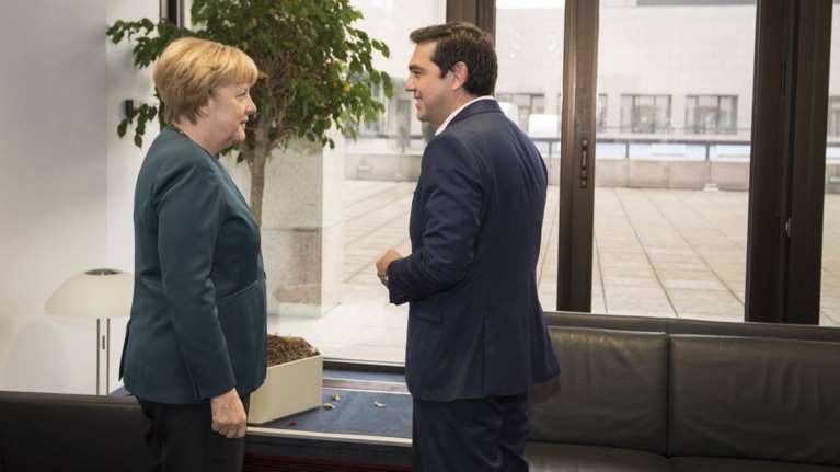 Δύο υπογραφές τον δυσκολεύουν στη διαπραγμάτευση για το χρέος