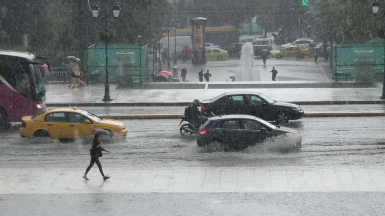 Ισχυρές καταιγίδες με βροχές &amp; κεραυνούς από το πρωί σε όλη τη χώρα
