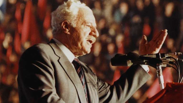 Ριζοσπάστης και ΕφΣυν &quot;πλακώνονται&quot; για τον Φλωράκη