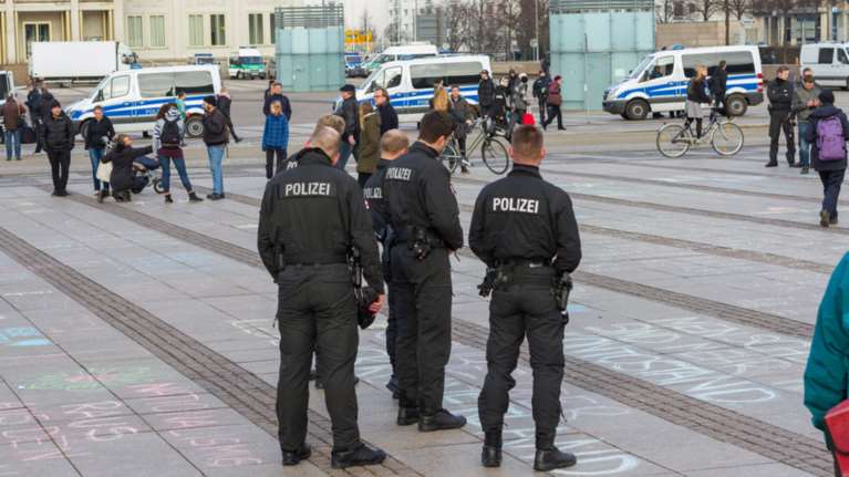 Γερμανοί ενθάρρυναν μετανάστη να πηδήξει από τον πέμπτο όροφο