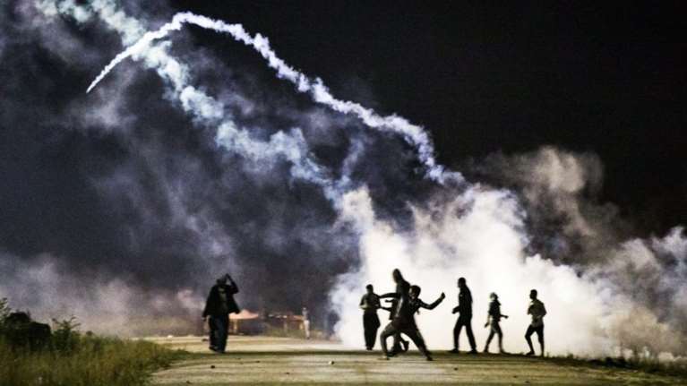 &quot;Μάχες&quot; στο Καλαί ανάμεσα σε πρόσφυγες και αστυνομικούς