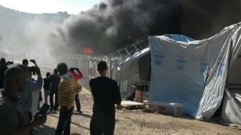 Σοβαρές ζημιές στο hotspot της Μόριας από νέα εξέγερση μεταναστών