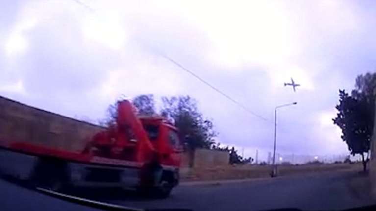 Η σοκαριστική στιγμή της συντριβής του αεροσκάφους στη Μάλτα