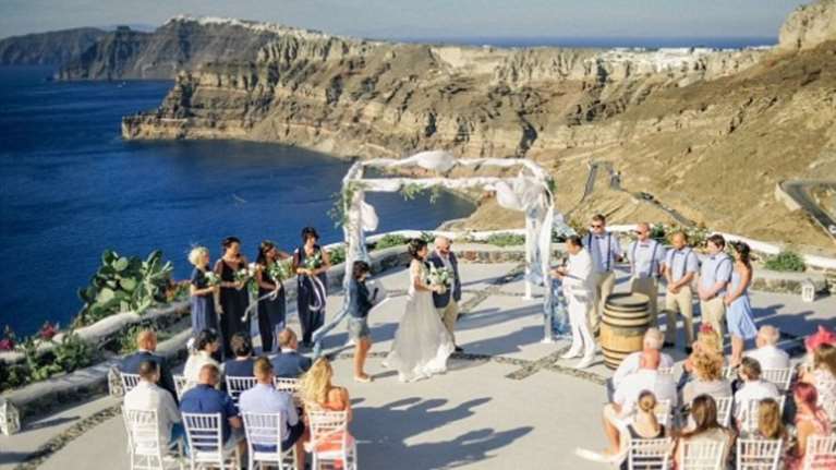Ο παραμυθένιος γάμος στη Σαντορίνη εξελίχθηκε σε εφιάλτη