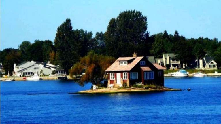 Κλέβει τις εντυπώσεις το νησάκι που χωράει μόνο ένα σπίτι!