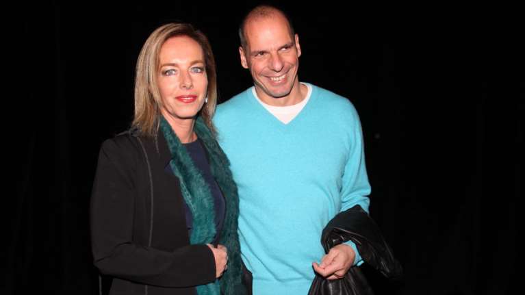 Βαρουφάκης: Η Δανάη Στράτου ποστάρει τις ομορφιές της Αίγινας αδιαφορώντας για τον σάλο [εικόνες]