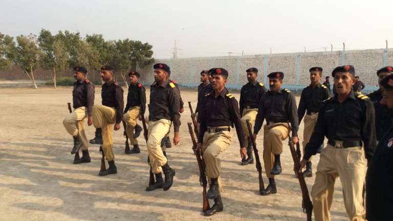 Ενοπλοι κρατούν εκατοντάδες ομήρους σε αστυνομική σχολή του Πακιστάν