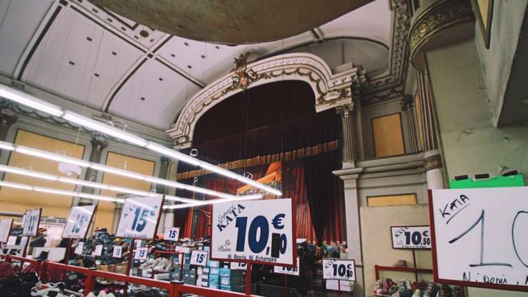 Ένας μυθικός κινηματογράφος μέσα σε ένα ταπεινό παπουτσάδικο