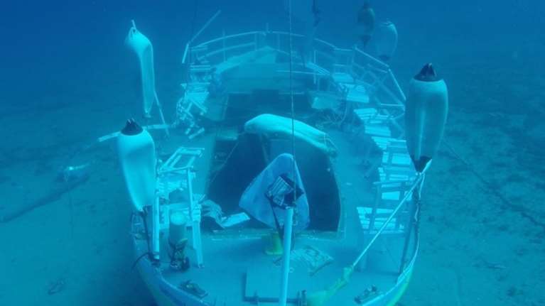 Το σκάφος «Αντωνία» της τραγωδίας της Αίγινας στον βυθό. Πρώτες εικόνες