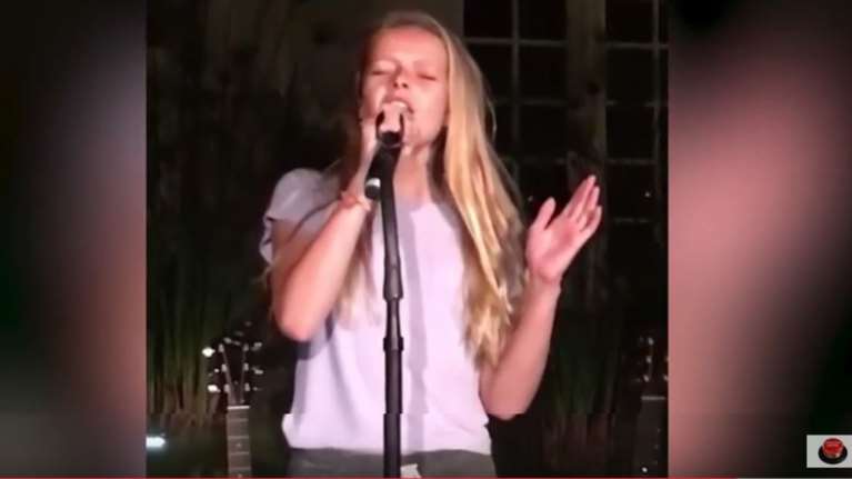 Η κόρη της Πάλτροου τραγούδησε με τον πατέρα της και όλοι έμειναν άφωνοι!