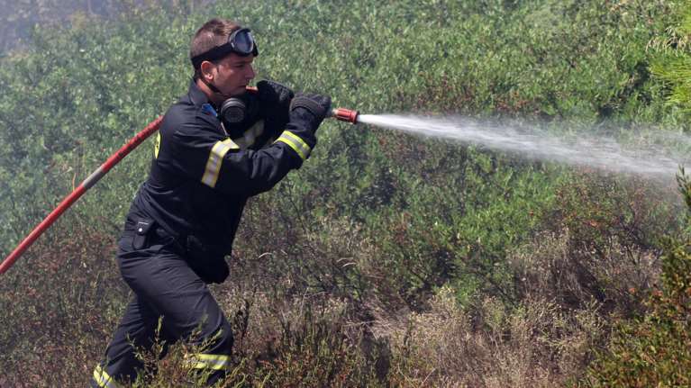 Πυρκαγιά μαίνεται κοντά σε δύο χωριά του νομού Ηρακλείου